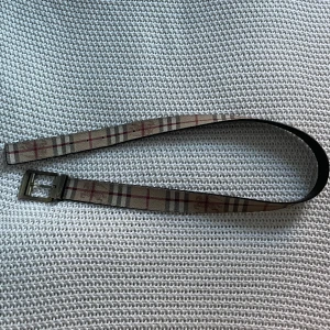 Burberry bälte - Säljer detta tvär feta bälte Burberry bälte. Skick: 7/10, tecken på användning (syns ej när man har på sig det). Nypris: 3000-4000kr. Original lapp medföljer. (Från fästet till första hålet är bältet 76cm medan hela bältet är 95cm långt).