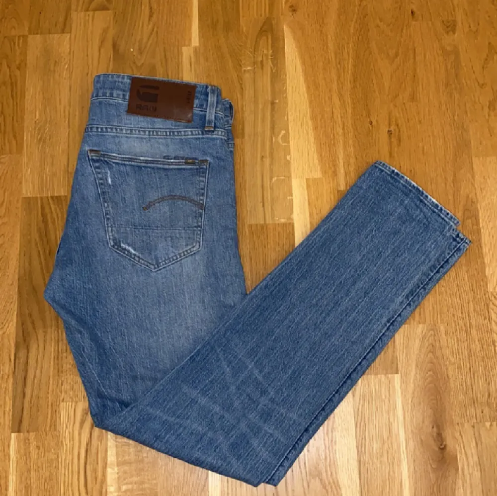 Säljer nu mina tvärfeta G star Raw jeans i riktigt bra skick med snygga slitningar. Jeans & Byxor.