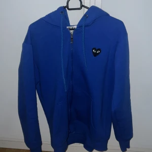 CdG play - säljer en cdp play hoodie