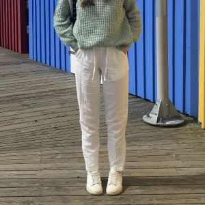 Linnebyxor  - Jättefina tajtare linnebyxor. Bror väldigt stil rent och snyggt enligt mig men dom är för små tyvärr🤍 storleken är 36 om jag inte mins helt fel då lappar a är borta. Jag är 172cm lång🤍