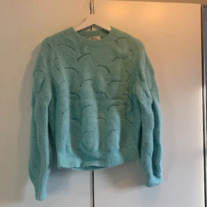 Stickad tröja - Fin turkos stickad tröja från & other stories. Är i storlek M men Känns som s eller xs.