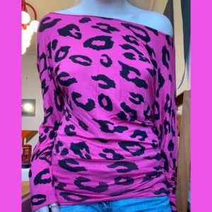 Rosa leopard tröja - Jättefin tröja med resor nertill. Går även att ha som klänning men på mig som är 175cm blir den lite kort. 