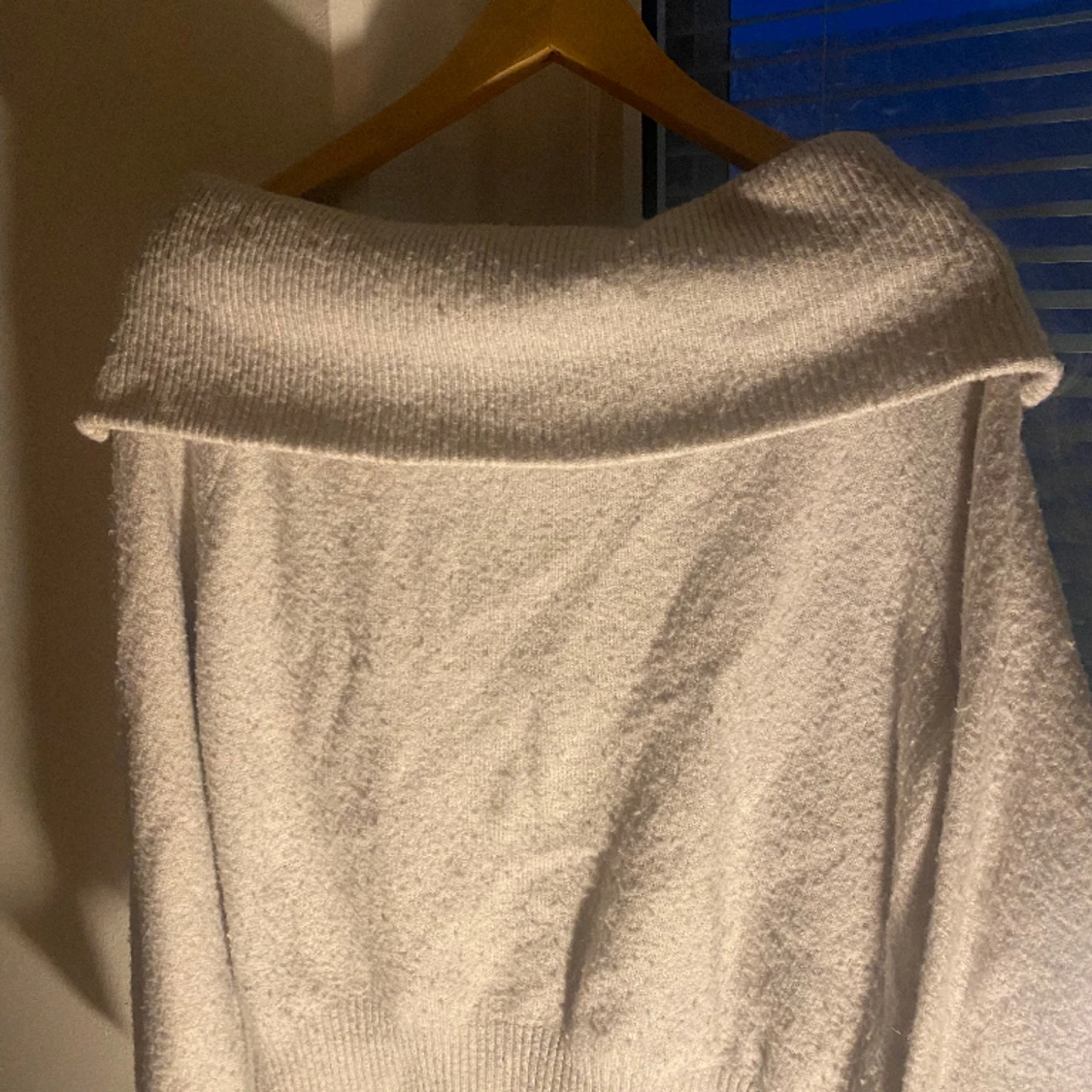 Snygg, varm off shoulder tröja - 91