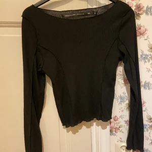 Tunn svart tröja - Fin tröja med utsydda sömmar. Jättefin!!