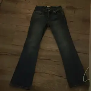 Säljer dessa slut snygga lågmidjade bootcut jeans som är helt nya och oanvända! Kontakta för frågor tryck inte på köp nu💞
