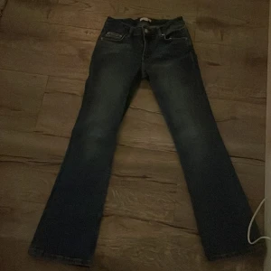 Low waist jeans - Säljer dessa slut snygga lågmidjade bootcut jeans som är helt nya och oanvända! Kontakta för frågor tryck inte på köp nu💞