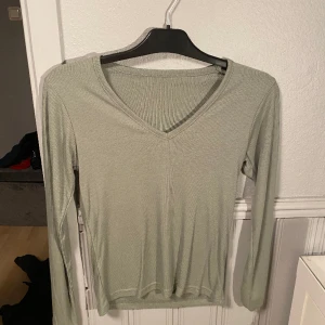 Långärmad  - MilitärGrön långärmad tröja med v ringning. Aldrig använd då den inte var min typ av tröja. Passar xs-m beroende på hur man vill den ska sitta 