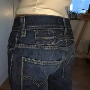 Säljer dessa skit snygga jeans då de tyväär inte kommer till användning längre, kontakta gärna ifall du har några frågor❤️🥰