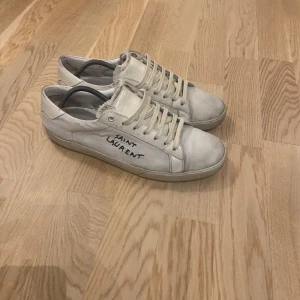 Saint Lauren court classic skor - Perfekta skor inför våren, i storlek 43 (passar även 44). Skorna är använda men funkar ett tag till. Modellen ska se sliten ut, däremot inte innersulan. Inget OG tillkommer.
