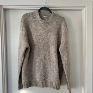 stickad tröja  - använd fåtal gånger.  köpte förra vintern. 