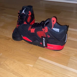 Jordan 4 red thunders - Oanvända Jordan 4 red thunders. Fick de i present men det var i fel storlek så kan ej använda de själv. Skorna är i original förpackning och du kan även skanna QR-koden för att se att skorna är äkta. Merchsweden säljer skorna för 9500kr. Inga skambud.