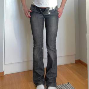 Supersnygga gråa lågmidjade jeans!🤩mått skulle jag säga är w25 l34, har 2 små defekter ni kan se på bild 3