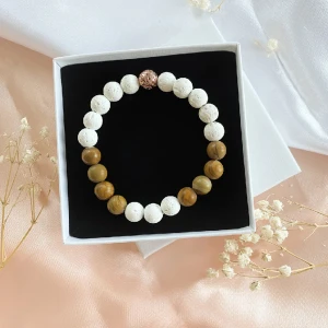 Handgjorda Armband av Jaspis Wood, Vit Lava - Armband gjort av halvädelstenar. Storleken på stenarna i armbandet är 8mm.  Stenarna placeras på ett kraftigt elastiskt snöre.    Vit Lava. Lavapärlor rosé Jaspis Wood  Paket är skickad som varubrev med spårbar. Fraktkostnad 35 kr.