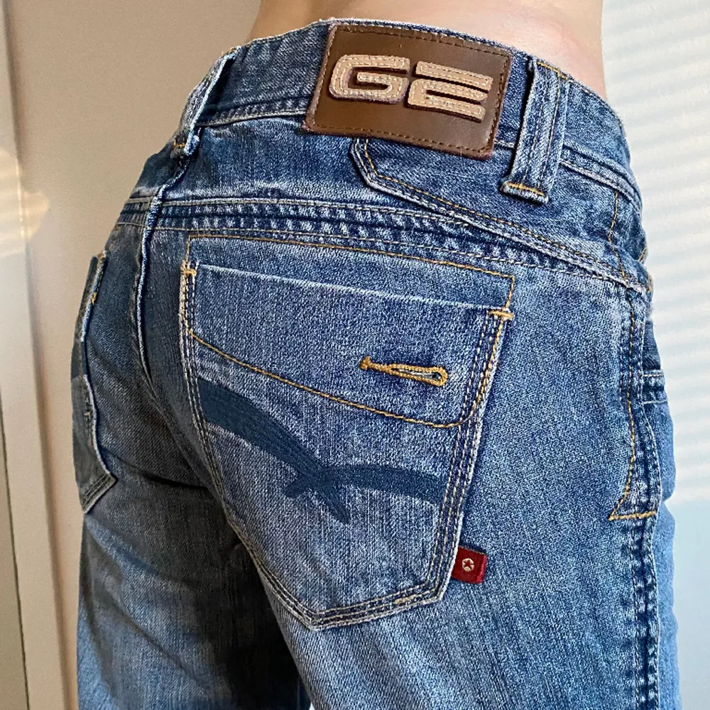 Lågmidjade utsvängda jeans skit snygga i mycket bra skick.😻💘. Jeans & Byxor.