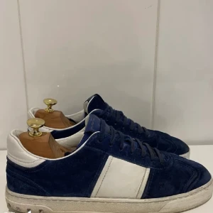 Valentino flycrew - Säljer mina sällsynta flycrews. Endast en nit saknas. 