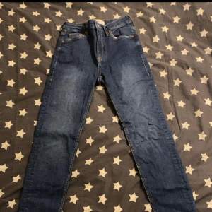 Jeans som är knappt använd Storlek xs  Swipa för att se byxbenen  15 kr + frakt 