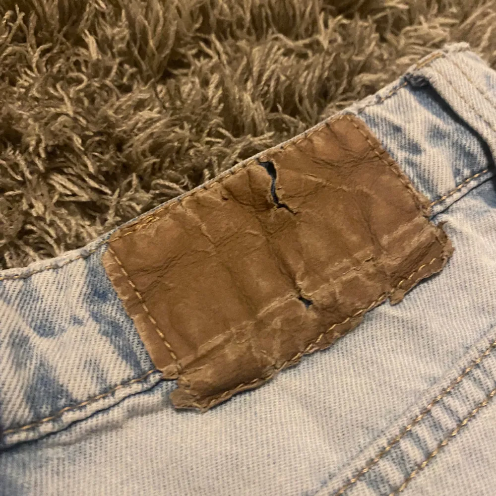 Vida Lågmidjade jeans från hm, bra skick det enda är att lappen där bak på jeansen har spruckit men det är inget som man märker💕 storlek 32 men passar bra på mig som har brukar ha xs/s💕. Jeans & Byxor.