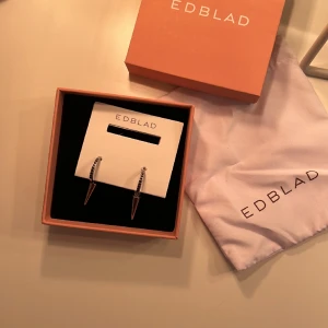 Peak hopps sparkle Black steal örhängen från Edblad  - Säljer mina as coola örhängen från Edblad  ”Peak Hoops Sparkle Black Steel”. De är endast prövade en gång då jag använder guld smycken, därför är dom i nyskick. ☺️ de kostar 449 kr på Edblad men jag säljer de för endast 299kr ❤️Boxen och påsen ingår 