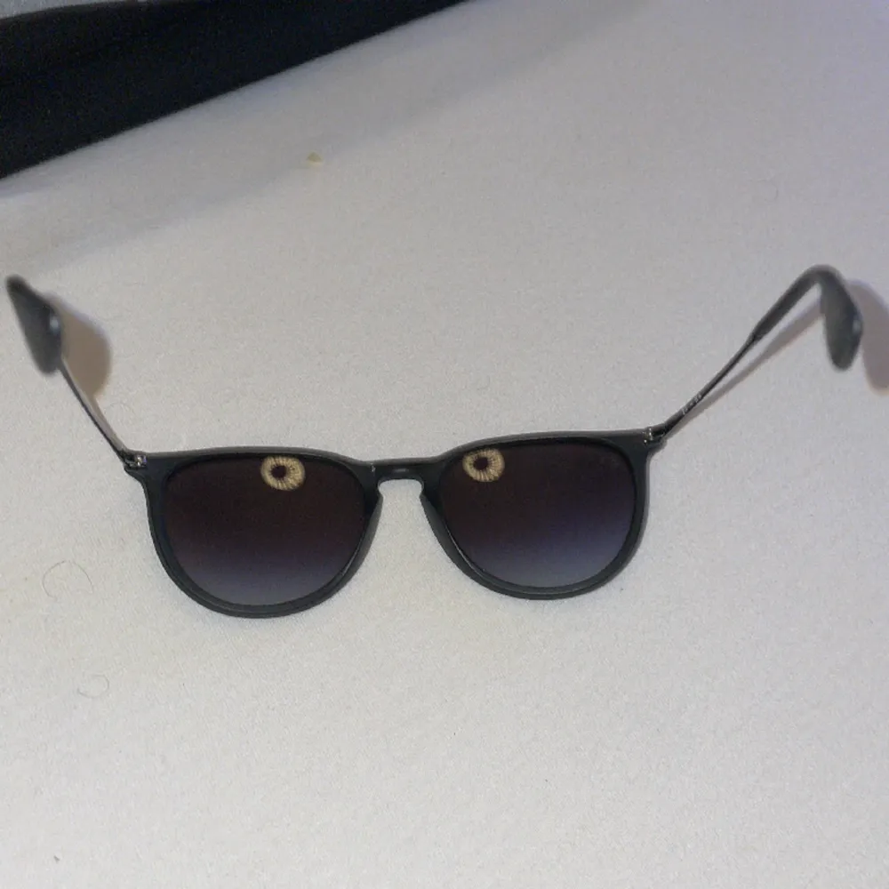 Äkta RayBan solglasögon i 10/10 skick! Ny pris runt 1500kr. Accessoarer.