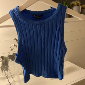 Blå topp - Blå topp/linne med ”väck”. Knappt använd💙