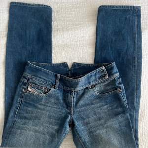 Diesel jeans med så snygg skärp detalj. Andra bilden är inte min men det är så dem sitter på💓innerbensmått är 80cm och midjan tvärs över är 40cm