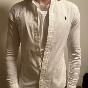 Polo Ralph lauren skjorta - Säljer en fet Ralph lauren skjorta! Inga skador och är använd sällan.  Nypris 1395. Priset är diskuterbart om det gäller snabba affärer. Skriv gärna om ni har några frågor