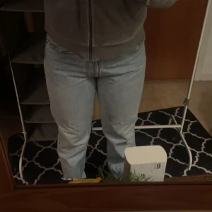 Säljer dessa ingen användning av dom så de ligger bara här använd 1 gång - Blåa Levis Jeans storlek m / L 