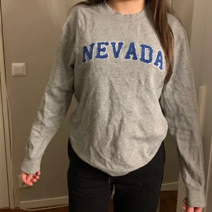 Nevada Sweatshirt  - Nevada sweatshirt från jack and jones i storlek M (passar allt mellan XS-M) igga att de ser skrynklig ut på bild😇