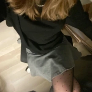 Kort kjol - Grå, kort, volangkjol ifrån Gina! Strl S