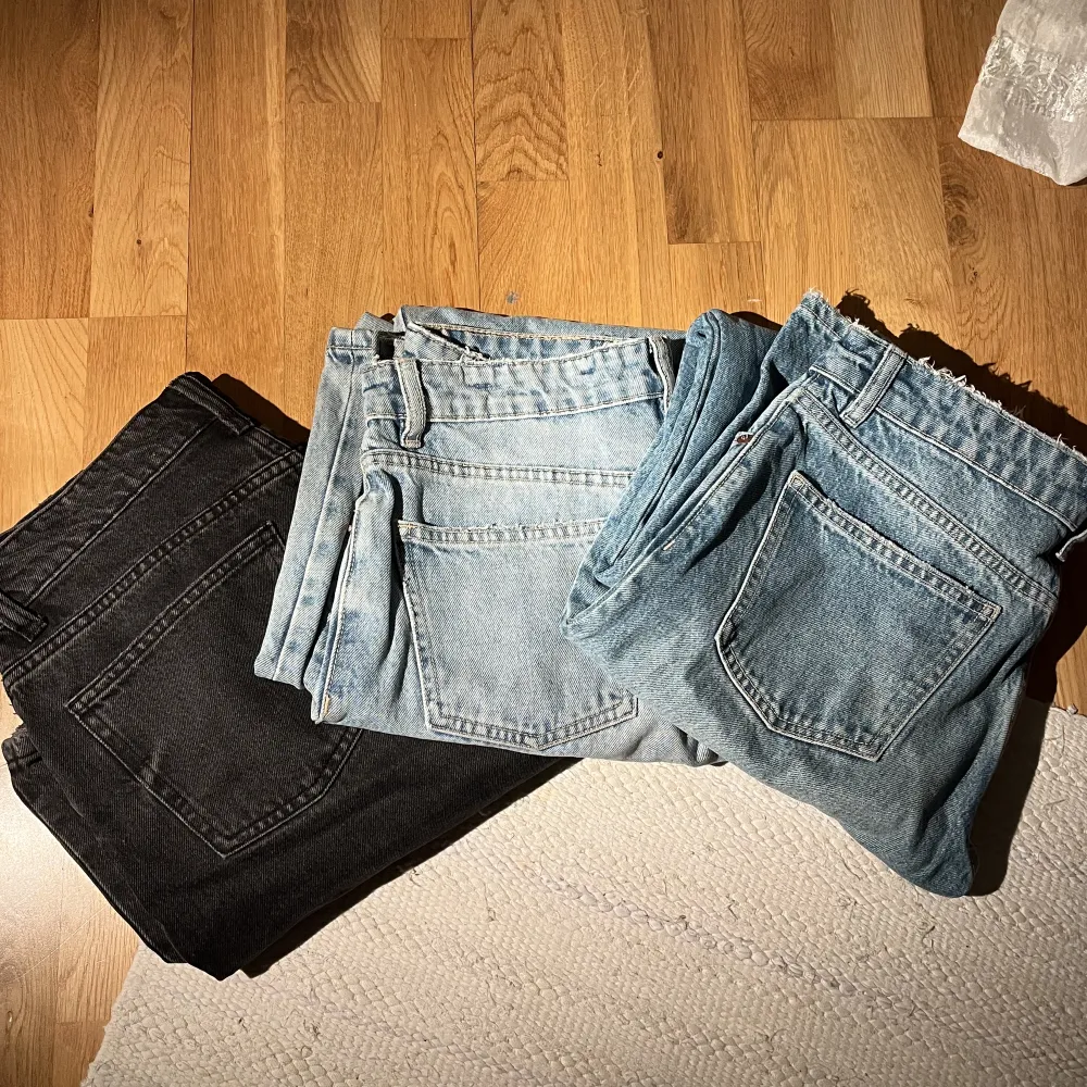 Har 3 par zara mid rise jeans i storlek 36 som knappt är använda då dom är för korta på mig som är 183. Skriv gärna om du vill ha bilder på något av paren, säljer alla för 150 kr då jag måste ha plats i min garderob😁😁😁. Jeans & Byxor.