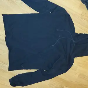 En svart hoodie 