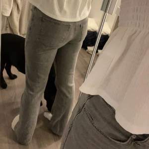 Full length flare jeans från Gina, använt fåtal gånger och säljer pga för stora, super fint skick! 💕