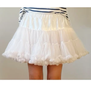 Underkjol - Några revor på insidan därav priset. Passar XS - M tack vare det elastiska bandet. Köp gärna via KÖP NU.