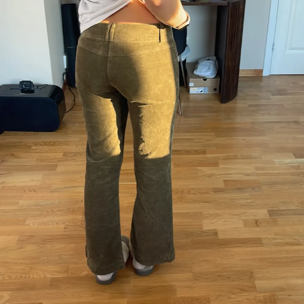 Så snygga manchester byxor som tyvärr är lite korta för mig (jag är 177cm) 💕 Midjemått:74 cm Innerben: 77cm. Jeans & Byxor.