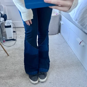 Coola jeans!  - Så brutalt coola och snygga jeans! Midjemått:78cm Innerbenslängden:83cm
