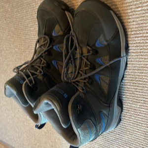 Nya kängor använda 1 stund - Andvända 1 gång inköpta i London, för stora 