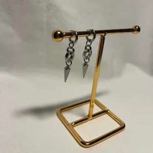 ÖRHÄNGEN  - Väldigt fina örhängen! Finns i silver och snart guld.  Köp för 169kr/st Eller 229kr/paret. Modell 132 Smyckes ställningen finns även att köpa för 299kr!