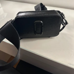 Marc Jacobs väska - Hej säljer min Marc Jacobs väska som är helt ny i skick köptes för 4500kr men som jag säljer nu för 2500kr hör gärna av er om ni är intresserade:)