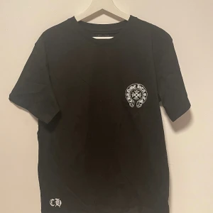 Chrome Hearts T Shirt, Sz Large - En mycket fin T shirt från chrome hearts. Large men passar även Medium. I ett otroligt fint begagnat skick från ett djur och rökfritt hem. Inga returer, du köper det som syns på bilderna. (Undrar du om mått så skickar jag det i meddelanden)