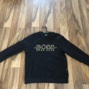 Hugo Boss - Jag säljer denna hugo boss tröja som jag har andvänt ett fåtal gånger. Storlek M men känns mer som S. Skick 8/10 Ordinarie pris 800kr