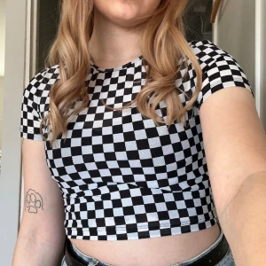 Schackrutig tröja - Tröja från H&M i meshtyg, lite genomskinlig men snyggt med t.ex en svart spetstopp under! 