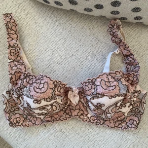 Supersöt Bralette/bh - Sååå snygg bh/bralette som är så fin och romantisk men som tyvärr (!!!) inte passar mig.  Har bygel men är inte vadderad i kupan. Vet dessvärre inte storleken men jag skulle säga att den är S/M, eller 70B. Hör av er om ni har några frågor💗 