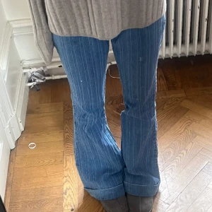 Så coola lågmidjade jeans!!!🩵 - Säljer mina älskade jeans köpta second hand😞De är lite randiga och har inga fickor där bak, de är också sjukt långa (på mig som är 168). (De är sydda så att det finns en vikning längst ned) 