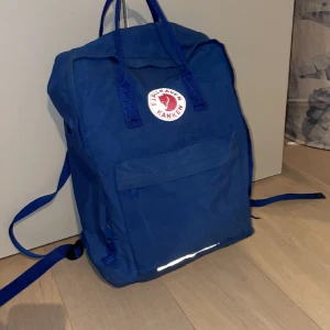 Fjällräven ryggsäck - Det är den stora modellen av fjällrävenryggsäcken, Den är i jättebra skick och är använd fåtal gånger och därför säljer jag den.