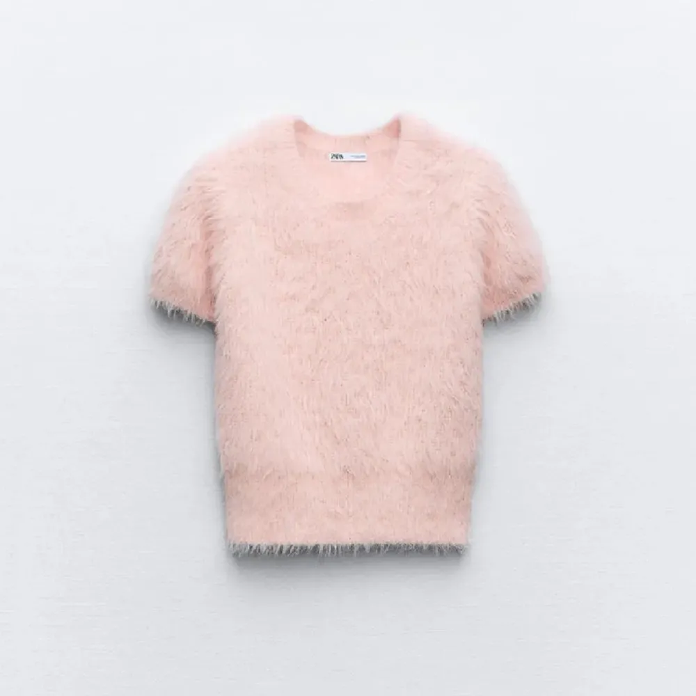 En rosa fluffig stickad tröja från zara som aldrig är använd och har lappen kvar. Tröjan är i storlek M men passar även S och XS.💗. Stickat.