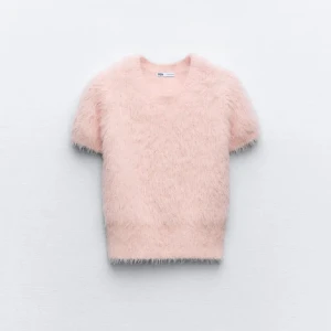 Stickad t-shirt - En rosa fluffig stickad tröja från zara som aldrig är använd och har lappen kvar. Tröjan är i storlek M men passar även S och XS.💗