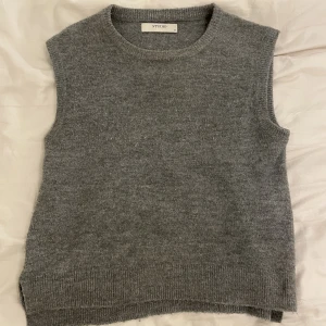 Stickad väst - Säljer denna jätte fina stickade väst. Köpt secondhand men har själv aldrig använt den pågrund av att den är för stor. 