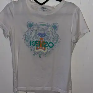 Säljer mina kenzo T-shirts eftersom jag inte använder de längre. Denna T-shirt har jag använt endast fåtal gånger. 