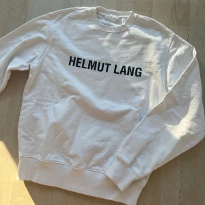 Helmut Lang - Säljer en vit collagetröja från Helmut Lang i storlek S! 