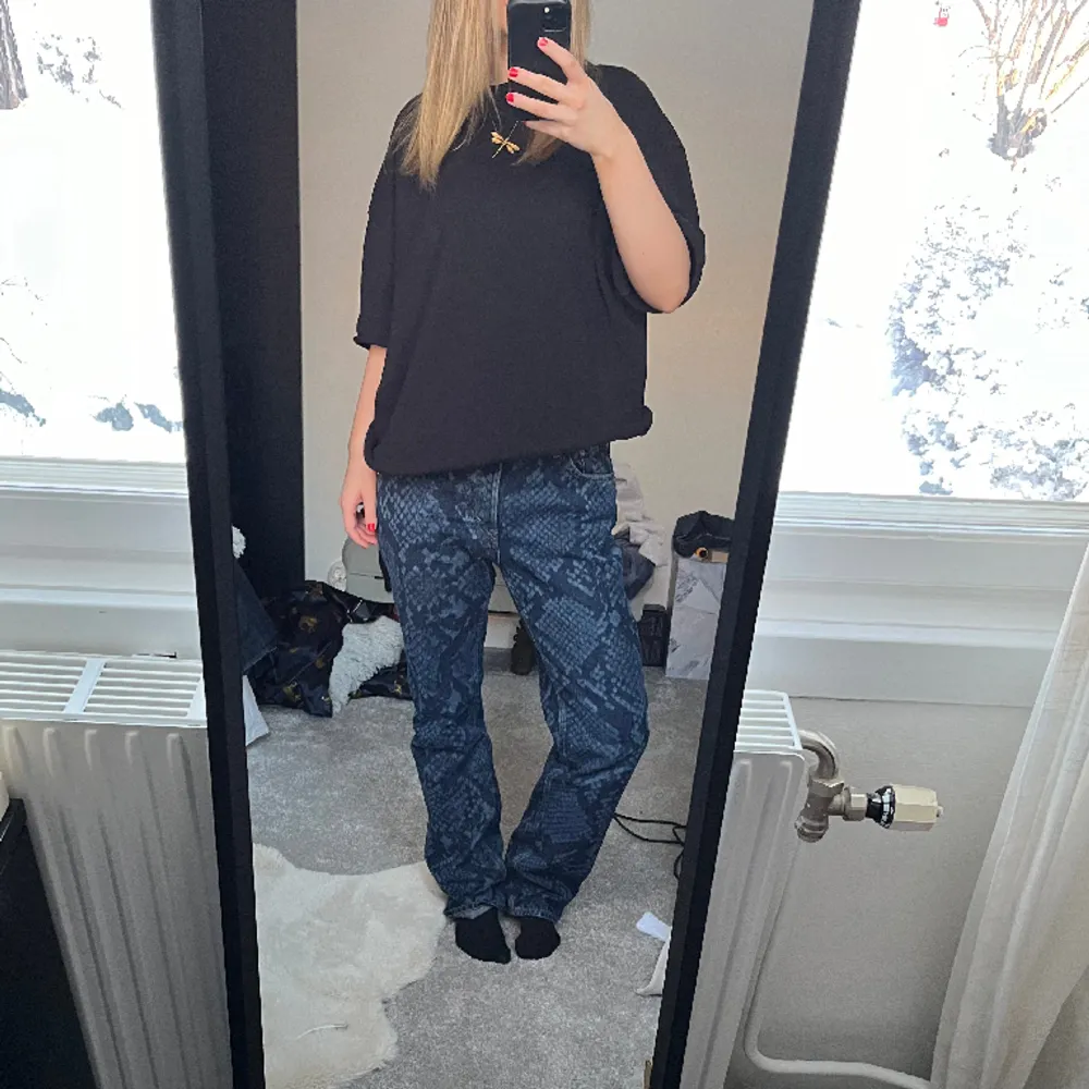 Så coola jeans från weekday, lite stora på mig som har 38. Jeans & Byxor.